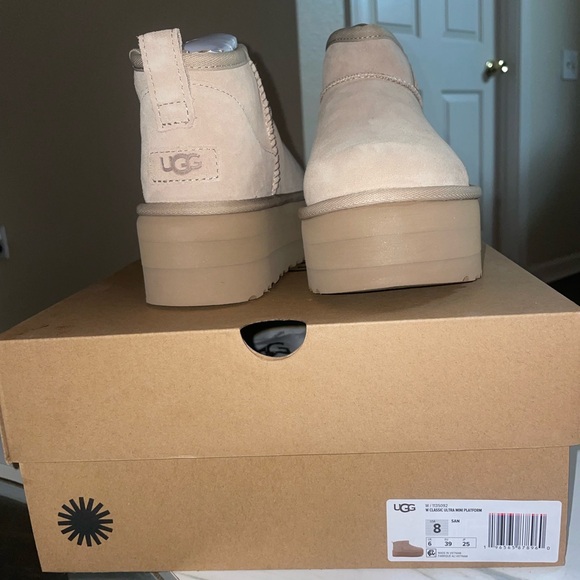 Classic 
Ultra Mini Ugg 
Sand 
Size 8 
Never worn
New with tags and box - Picture 6 of 8